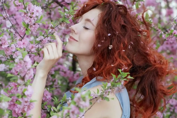 La transpiración en sí es inodora, pero crea las condiciones que las bacterias necesitan para multiplicarse y esas bacterias generan ropa con mal olor